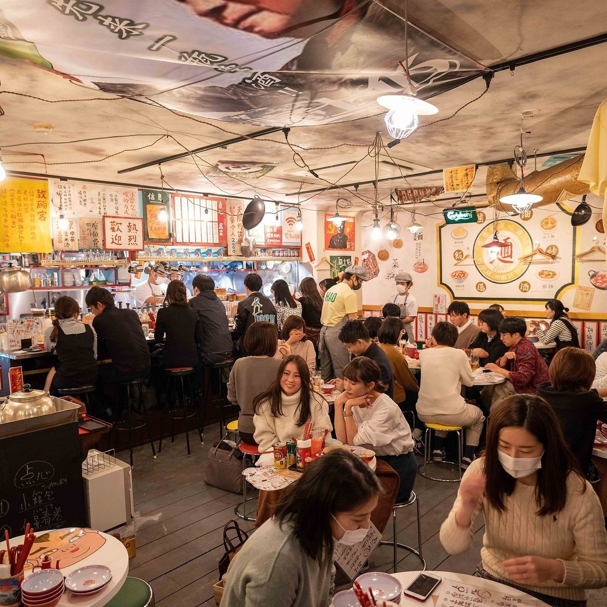 ＜異国情緒の溢れる店内＞台湾の夜市を感じさせる内装＆お料理。