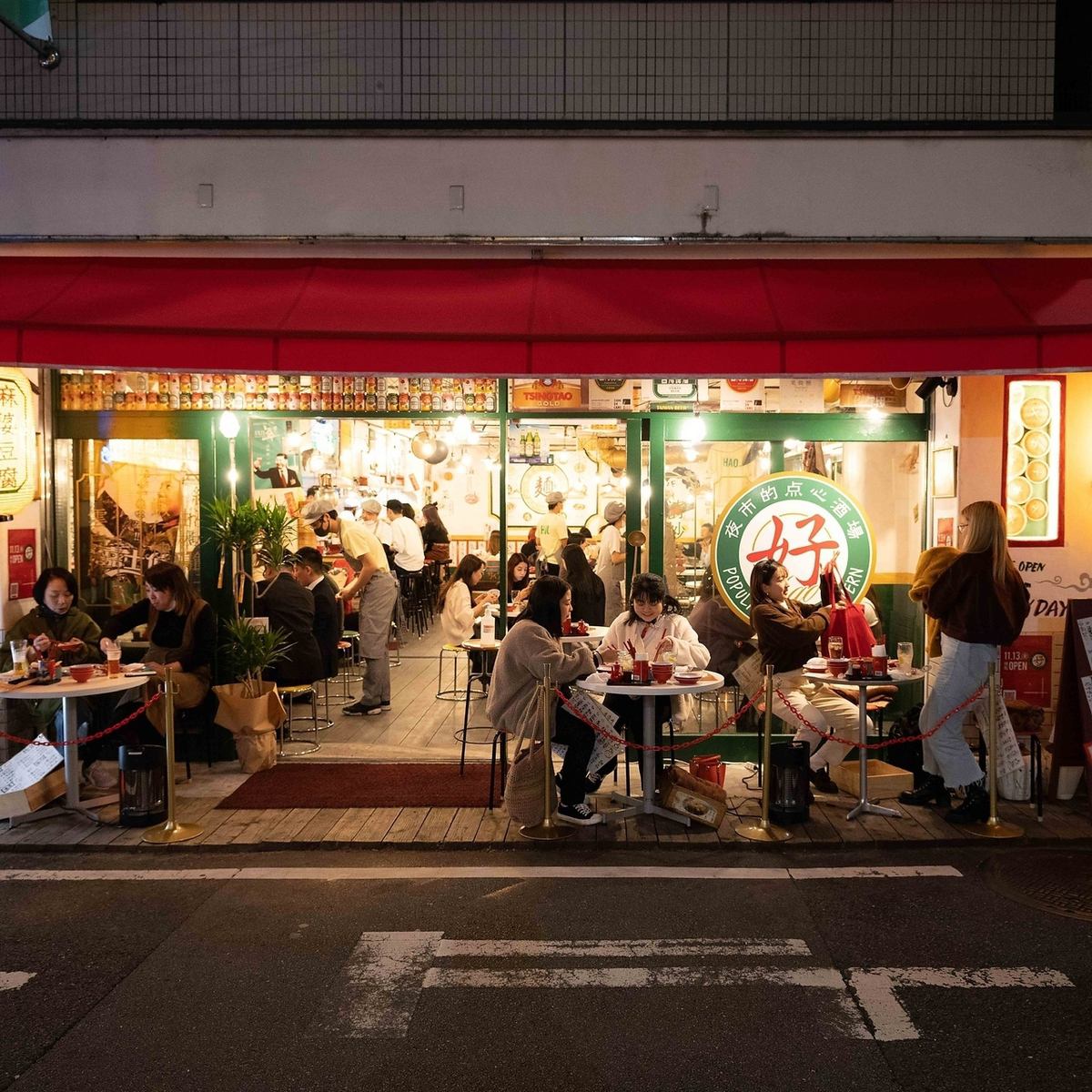 ＜異国情緒の溢れる店内＞台湾の夜市を感じさせる内装＆お料理。