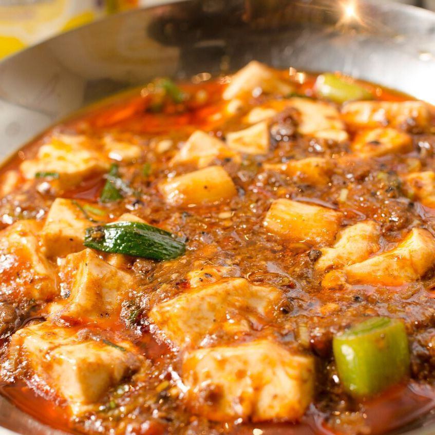 ＜異国情緒の溢れる店内＞台湾の夜市を感じさせる内装＆お料理。
