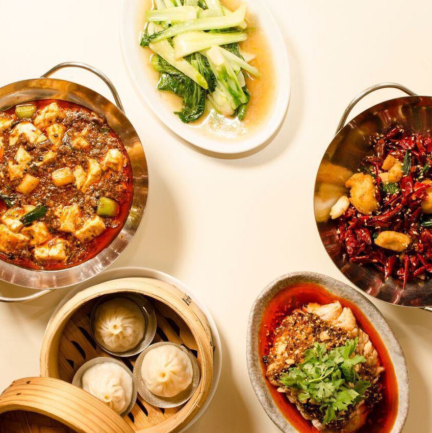 ＜異国情緒の溢れる店内＞台湾の夜市を感じさせる内装＆お料理。