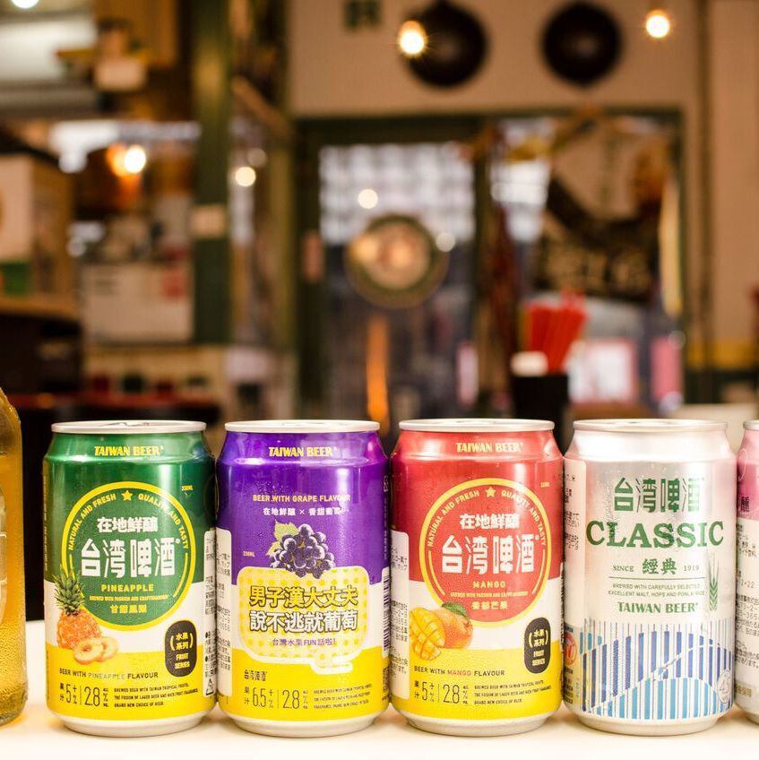 ＜異国情緒の溢れる店内＞台湾の夜市を感じさせる内装＆お料理。