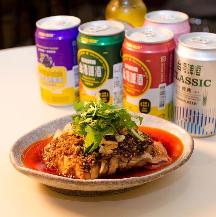 ＜異国情緒の溢れる店内＞台湾の夜市を感じさせる内装＆お料理。