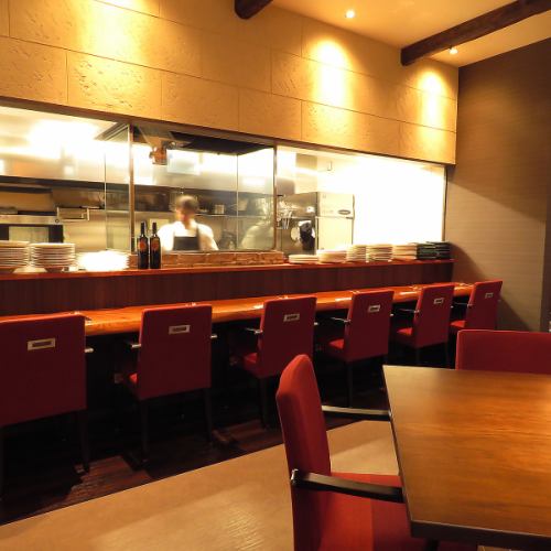 Feel free to come even if you are alone! At lunch time, we offer set dishes that you can enjoy from 1000 yen on weekdays and 1500 yen on weekends.At dinnertime, enjoy the food and drinks that are made right in front of you.