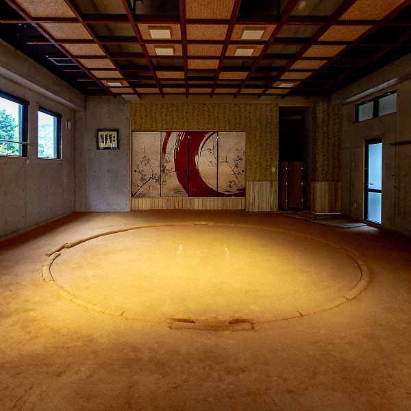您可以在乾淨的室內通過玻璃觀看相撲摔跤場，同時享用美食。相撲選手實際上在 11 月的九州錦標賽期間使用它進行練習。