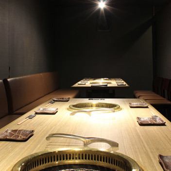 Equipped with private seats for a variety of occasions including tables, tatami rooms, and sunken kotatsu seats.