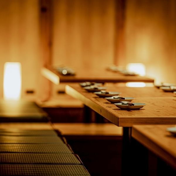 【上野で仲間内の飲み会は自信あり◎】飲み放題付きコース2500円~。食べ放題2750円~。飲み放題555円~!!空間よし、味良し、ドリンク早い!そんなお店を全員で目指しています!上野での女子会、合コン、会社宴会、仲間との飲み会は餃子酒場 肉汁とっつぁん上野店にお任せ◎サク飲みに最適カウンター席もございます!