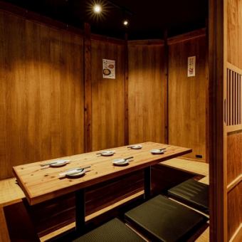 4名様×4卓,6名様×1卓の完全個室席あり♪連結も可能なので、7名様~最大14名様までご利用いただけます!宴会,打ち上げなどにぜひ★