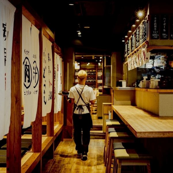 【上野で仲間内の飲み会は自信あり◎】飲み放題付きコース2500円～。食べ放題2500円～。飲み放題555円～！！空間よし、味良し、ドリンク早い！そんなお店を全員で目指しています！上野での女子会、合コン、会社宴会、仲間との飲み会は餃子酒場 肉汁とっつぁん上野店にお任せ◎サク飲みに最適カウンター席もございます！