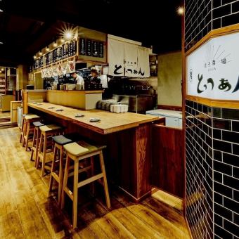 吧台座位开放！这里环境舒适，既有时尚成人的氛围，又有酒吧的轻松惬意。