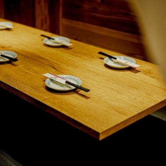 我们有带4张4人桌和1张6人桌的私人包间。这些包间也可以连通，因此最多可容纳14人！非常适合举办宴会、新品发布会等活动。