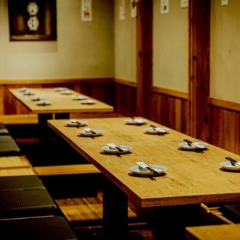 一家很棒的酒吧，价格合理：高球鸡尾酒99日元，生啤和酸啤299日元！还有四个吧台座位可供选择。