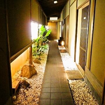 ひっそりとした住まいの入口の木戸を開けて店内に入ると、そこは古き良き時代の日本家屋のよう。