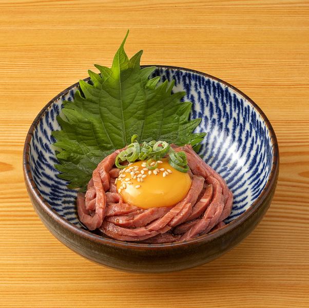 「ローストビーフユッケ」はライスにオンしてローストビーフ丼にも。卵黄を絡めて濃厚な旨味に☆