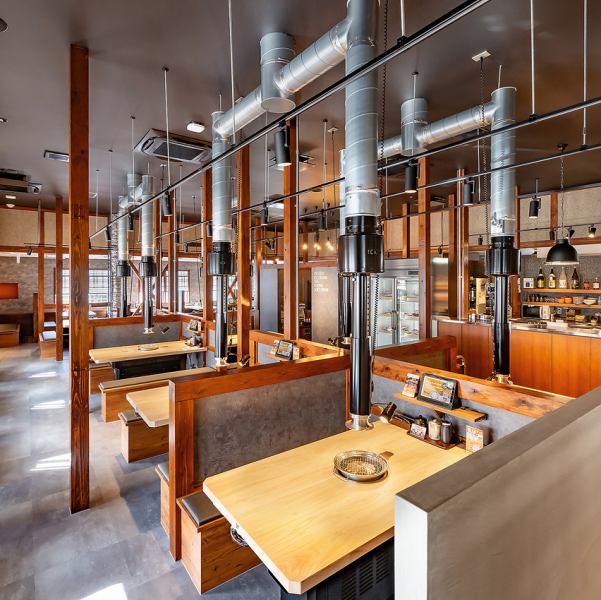 【ご家族やグループで楽しい焼肉店！】各テーブルにロースターを完備。グループで美味しい焼肉が楽しめるテーブル席をご用意しております。全60種以上のメニューが食べ放題の焼肉コースや、キッズ会員(年会費・登録費無料)へのキッズ会員価格でのメニュー提供など、皆様に楽しいお食事タイムをお届けいたします♪
