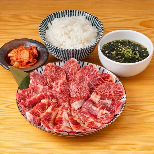 一頓充滿美味肉食的午餐！盡情享用烤牛排和牛腩大餐吧！