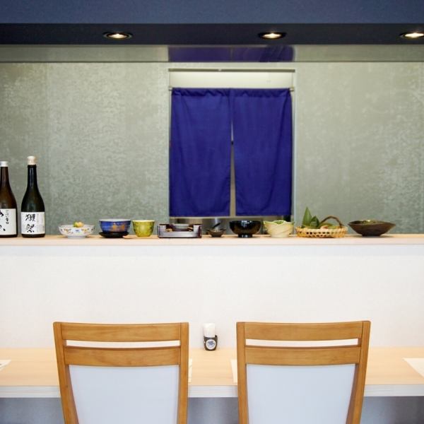 【藍色にこだわる内観で】料理に合わせ選ぶ日本酒も、春夏秋冬でラインナップが変化。店主との会話を弾ませながらゆったりと過ごせるカウンターと少人数に最適なテーブル個室席が備わっています。