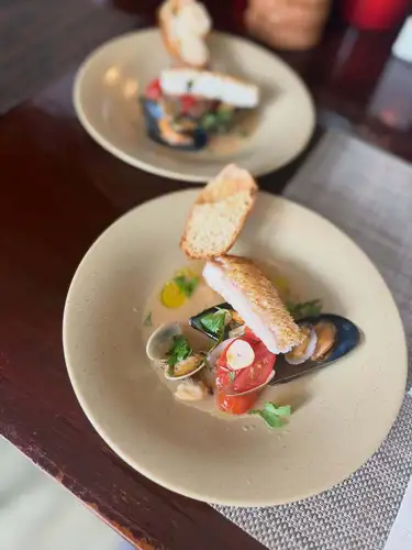 Week 4 of August 🗓️

The heat has returned ☀️
It's not quite scorching hot yet, but I'm really looking forward to autumn 🍂

These baby corn are a rare find at the end of August; they're juicy and the silks can be sprinkled on top of salads or other dishes. 🌱
Oceania's Naturel wines are refreshing, clean, and have a bluish tint, making them a good match.

Booking availability for this week 🗓

8/20 Thu ⚪︎ 2-3 groups left
8/21 Fri ⚪︎2-3 groups left
August 22nd (Sat) △ 2-3 slots remaining. It will be crowded around 6 PM.
August 23rd ⚪︎ Plenty of hidden gems
August 24th (Mon) ◎ Plenty of hidden gems

🍷We are open from 3pm on Saturdays, Sundays, and public holidays.
(It gets crowded around 6 PM on weekends.)
Recommended for early and late time slots