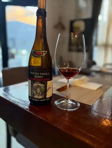 Last week of September 🌕
We're starting to see glimpses of autumn sunshine. This autumn has been rainy, but the pleasant evenings and nights are perfect for enjoying some autumn wine.

Deer with truffles, and even in buckwheat galettes.

Autumn, winter, and spring truffle season
We'll be getting some regularly, so please come by! 🍄

Booking availability for this week 🗓️

Friday, September 25th ◎ Completely broke
Saturday, September 26th ◎ Plenty
9/27 ◎Plenty
9/28 Mon ◎Plenty

With the Silver Week holidays over, we have plenty of availability everywhere this weekend.Let's relax with autumn wine and autumn ingredients.

🍷We are open from 3pm on Saturdays, Sundays, and public holidays.
I recommend going early in the day for a more relaxed experience.