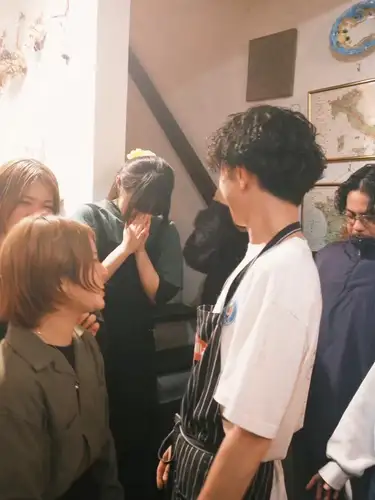 十周年庆典公告✨

感谢您一直以来的惠顾。
11月1日，Kor将庆祝其成立10周年。

长期从事商业工作，我见识过很多事情，积累了丰富的经验。

即使在销售业绩令人满意的日子里，即使在进展似乎停滞不前的艰难日子里，即使在我收到感谢的日子里，即使在我收到感谢和鼓励的日子里，即使在事情进展困难的日子里，
不知怎么的，不知怎么的……
我们已经走到这一步了。

最初的目标是10年。

2016年11月1日，我下定决心无论如何都要保护它10年。

能达到这个阶段，是我人生中最引以为豪的事情之一。

当然，作为店主的我，对这家店铺负全部责任。
我一直告诉自己，我最终会孤独终老，正是这种信念让我相信自己，鼓励自己，并勇往直前。我经常听到人们说，当企业主很孤独。

但事实并非如此。
不知不觉中，你就会发现自己被朋友们包围了。

当你工作到深夜时，
我的朋友们即使明天要早起也留下来帮忙，
那些分担我的忧虑并鼓励我的朋友们，
即使遇到看似不可能完成的极其困难的预订，我的朋友们也会付出 200% 的努力，与我一起克服困难。
许多与我一起经历过顺境和逆境的朋友都支持科尔，反过来，他们也支持我。

过去十年最大的财富并非这家店至今仍然存在，

结识了很多朋友，

或者，我们支持我们的客户，
致所有相关人员：
我就是这样认识他们的。

我结识了很多人，学到了很多东西，也收获了很多快乐。

在此，我谨表达我最深切的谢意。

回首这充满回忆的十年，
我们聊了一些令人愉快的事情，也聊了一些完全愚蠢的事情。
我想在11月1日组织一天时间，让大家聚在一起交流。

当天下午3点我们将照常营业。
欢迎您前来参观。

当天我们将不提供常规菜单。
可能有些时候，站立是主要的出行方式。

我们会提供一些简单的点心。
（更多详情稍后公布。）

怀着深深的感激之情，
咱们找点时间聊聊吧。