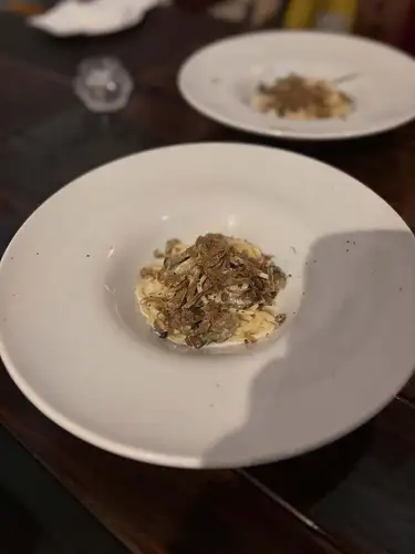 现在是十月的第二周，我们正享受着美好的秋日天气🌞
黄昏时分的黑皮诺和内皮奥罗——这些是你现在应该喝的葡萄酒。

本周牛肝菌的到货有所延迟，预计下周五到货。我们有新鲜的松露。
让我们一边品尝美酒，一边尽情享受秋季的美好时光。

本周可预订情况🗓️

10/8（周四）⚪︎ 很多
10/9（周五）◎ 很多
10/10（周六）⚪︎剩余4组
10/11（周日）◎ 充足
10/12（星期一）◎ 充足

本周末三天假期我们还有空房。
秋季是人们食欲旺盛的季节，让我们一起享受一杯轻松的葡萄酒吧🍂

🍷我们周六、周日及公众假期下午3点开始营业。
我建议早点去，这样体验会更轻松。