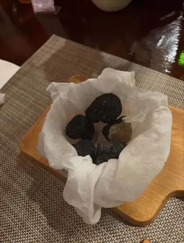 九月最後一週🌕
我們開始看到秋日陽光的曙光了。雖然今年秋天雨水較多，但宜人的傍晚和夜晚正是品嚐秋季葡萄酒的絕佳時機。

鹿肉配松露，甚至還有蕎麥薄餅。

秋季、冬季和春季松露季
我們會定期進貨，歡迎光臨！ 🍄

本周可預訂狀況🗓️

9月25日，星期五 ◎ 完全破產
9月26日，星期六 ◎ 豐盛
9/27 ◎大量
9月28日 星期一 ◎Plenty

隨著銀禧週假期結束，本週末到處都有空房。讓我們用秋季美酒和秋季食材來放鬆一下。

🍷我們週六、週日及公眾假期下午3點開始營業。
建議提早前往，以便獲得更輕鬆的體驗。
