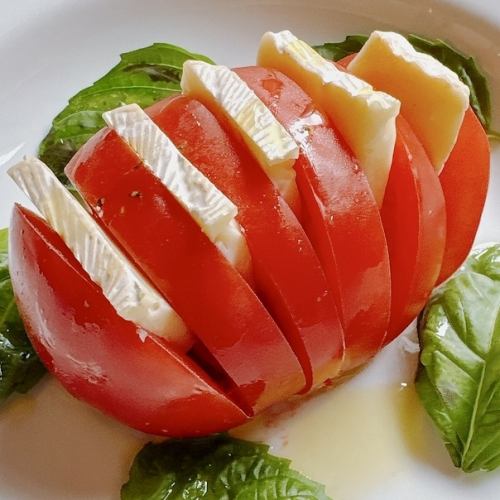 Caprese with whole tomatoes and camembert