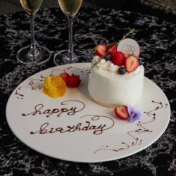 +2500円で4号のホールケーキをご用意できます。