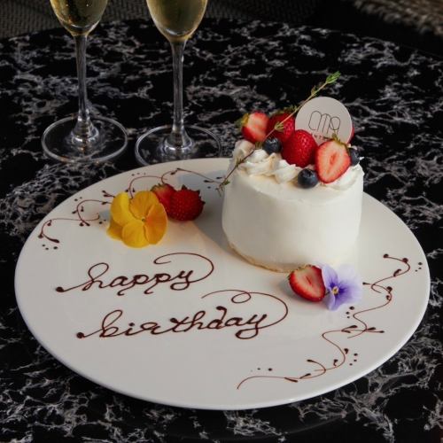 +2500円で4号のホールケーキをご用意できます。