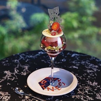 【季節限定】夜の贅沢パフェ〈苺と贅沢ピスタチオ〉