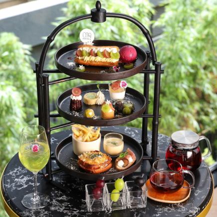 11/17～　いちごの食べ比べパフェとまるごと苺チョコタルトが楽しめる贅沢アフターヌーンティ