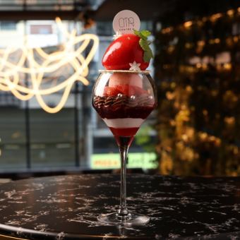 夜の部 丸ごと苺と濃厚チョコの贅沢パフェ