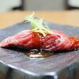 肉壽司佐烤生魚片和松露醬