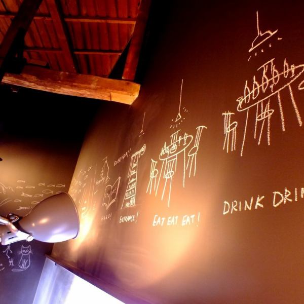 Graffiti style design is given to the blackboard inside the store, it is very cute ♪ Some blackboards have a corner where guests can freely write scribbles, so when you visit certainly they are getting fucked at the store celebration Seeing ??