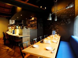 The table seats for 2 to 12 people are ideal for small to medium banquets ♪