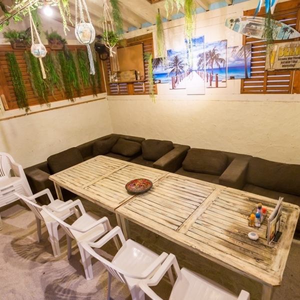 僅限一間客房的沙灘席，由熱愛沖繩的店主特別設計。地板是沖繩的沙灘，家具是戶外的椅子。從牆上的裝飾品到裝飾品，處處都能感受到“沖繩之戀”。座位之間的空間很寬敞，所以即使是包間，也有一種開闊感，讓人忘記自己是在居酒屋的一角。