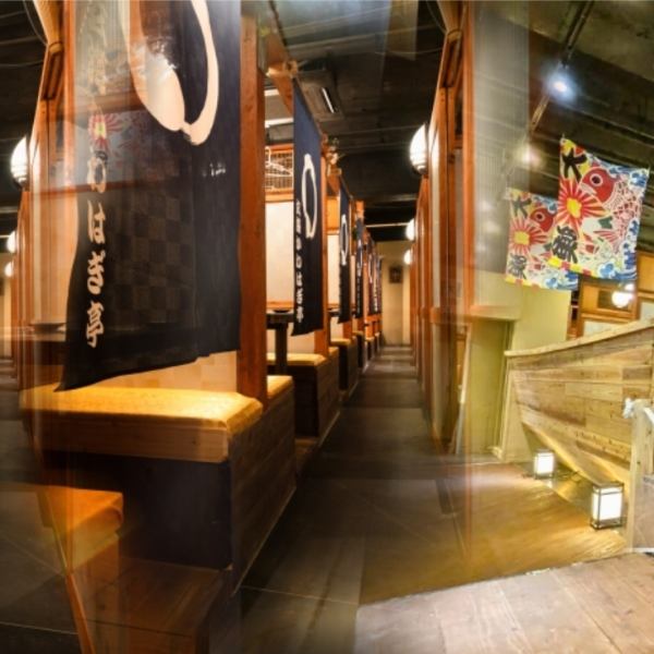 ≪屋形舟が店内に！？≫店内に浮かぶ屋形舟風のお座敷席もございます☆生簀を兼ねた水の上に10ｍの大きな屋形船風の客席が浮かぶ面白い造りの店内になっております！また店内はオープンキッチンで客席から魚を捌いてる光景がライブで愉しめる活気ある楽しい空間です！活きのいい活魚を職人が捌く光景をライブで楽しみ下さい