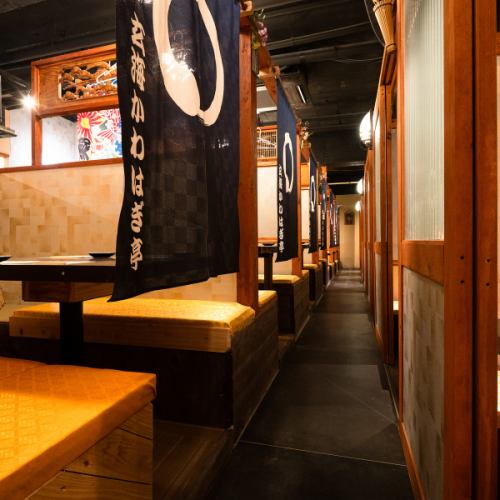 ≪趣のある店内≫店内は店主の趣味の骨とう品や装飾品、また　趣味で全国から集めたご当地品など趣あふれる装飾が楽しめます☆アンティーク雑貨や銘皿、高級焼き物など、店内いろいろ物色されてみてください☆情緒あふれる人情居酒屋がコンセプト