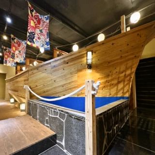 ≪店内に屋形船！？≫とにかく楽しい居酒屋を造りたい！その思いで迫力のある屋形船を店内に作りました！料理だけではなく店内も楽しめます♪店内装飾は店主の趣味の骨とう品や当地品などが飾られており見ててわくわくするお店になっています☆