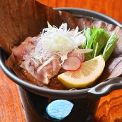 地鶏のレア朴葉味噌焼き