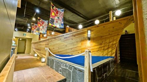 ≪6～8名席≫4部屋ございます　つなげて座れば最大32名まで屋形船席で宴会も可能です！人気のお座敷席なのでお早めにご予約がおすすめです！半個室ではありますが、隣席とは扉で区切られているため個室として利用して問題ないと思います☆