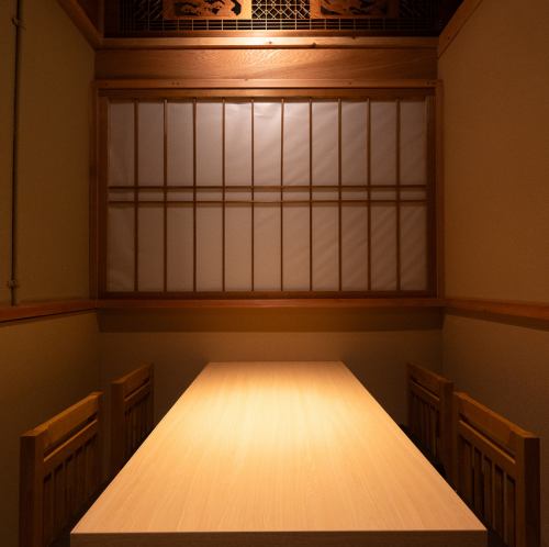 ≪扉で仕切る個室空間≫ゆっくり博多和食を楽しめるお店設計になっており、少人数でも完全個室でご案内いたしております☆個室は隣とつなぐこともできるので、急遽人数が増えても完全個室のまま対応可能なのでご安心ください☆