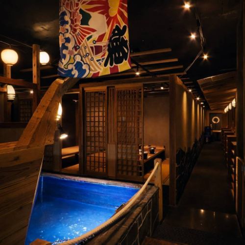 <p>≪屋形船と大型生簀≫掘りごたつ式の完全個室になっております。周りの目を気にせず気兼ねなくお寛ぎ頂ける店内になっています。また、床の間や小庭、坪庭、水盤など、部屋毎に装飾やデザインが異なるので御楽しみ下さい。生簀・板場が望める屋形舟席は大変人気となっております。少人数でも団体でも完全個室でご案内</p>