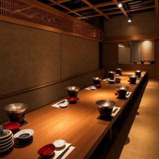 ≪小~中規模宴会も個室対応≫完全個室は全部で27部屋ございます!中規模の8~32名程度のご宴会は1列で顔を合わせた座席でご案内が可能です!人空間でテーブルを囲むご宴会・ご会食は盛り上がること間違いなし☆