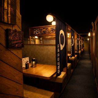 ≪趣のある店内≫店内は店主の趣味の骨とう品や装飾品、また 趣味で全国から集めたご当地品など趣あふれる装飾が楽しめます☆アンティーク雑貨や銘皿、高級焼き物など、店内いろいろ物色されてみてください☆情緒あふれる人情居酒屋がコンセプト