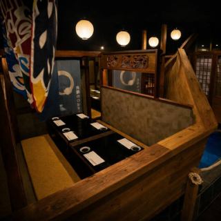 ≪屋形船席≫船の中は8名まで対応の掘りごたつ半個室になります!隣のお客様とは扉で完全に区切っているので、厨房側だけのぞけるライブ感ある席になっております!隣と目が合う事はないので個室として利用しても問題ないと思います!