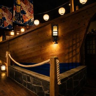 ≪店内に屋形船!?≫とにかく楽しい居酒屋を造りたい!その思いで迫力のある屋形船を店内に作りました!料理だけではなく店内も楽しめます♪店内装飾は店主の趣味の骨とう品や当地品などが飾られており見ててわくわくするお店になっています☆