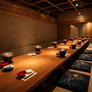 ≪扉で仕切る個室空間≫ゆっくり博多和食を楽しめるお店設計になっており、少人数でも完全個室でご案内いたしております☆個室は隣とつなぐこともできるので、急遽人数が増えても完全個室のまま対応可能なのでご安心ください☆