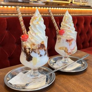 ソフトクリームパフェ(チョコ/ベリー)