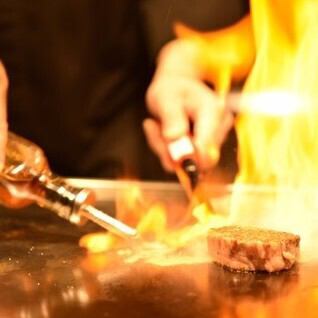 [Live Teppanyaki] A comfortable atmosphere where you can relax and dine while talking with the chef! The chef cooks right in front of you, so you can feel the entertainment value not only of the food but also of the space itself.