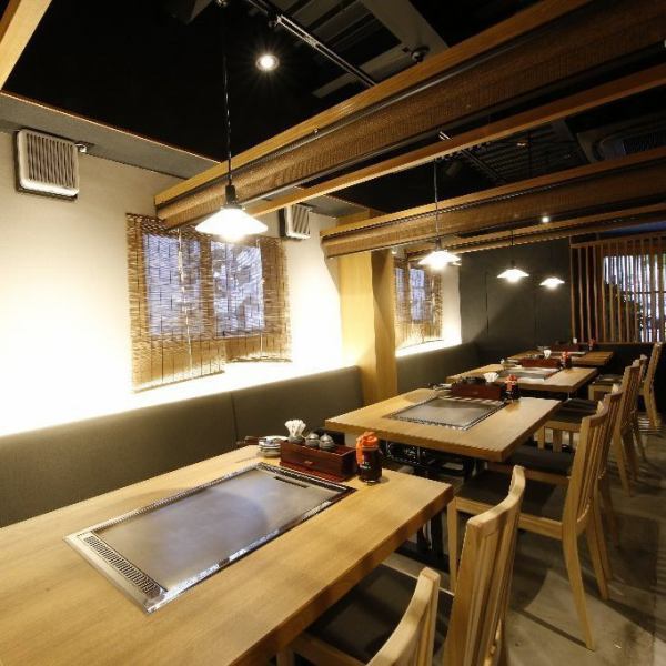 Table seats can be partitioned off to create a semi-private room, allowing you to enjoy a sense of privacy.The bright and clean atmosphere is extremely comfortable! Please relax and enjoy our specialty teppanyaki cuisine.